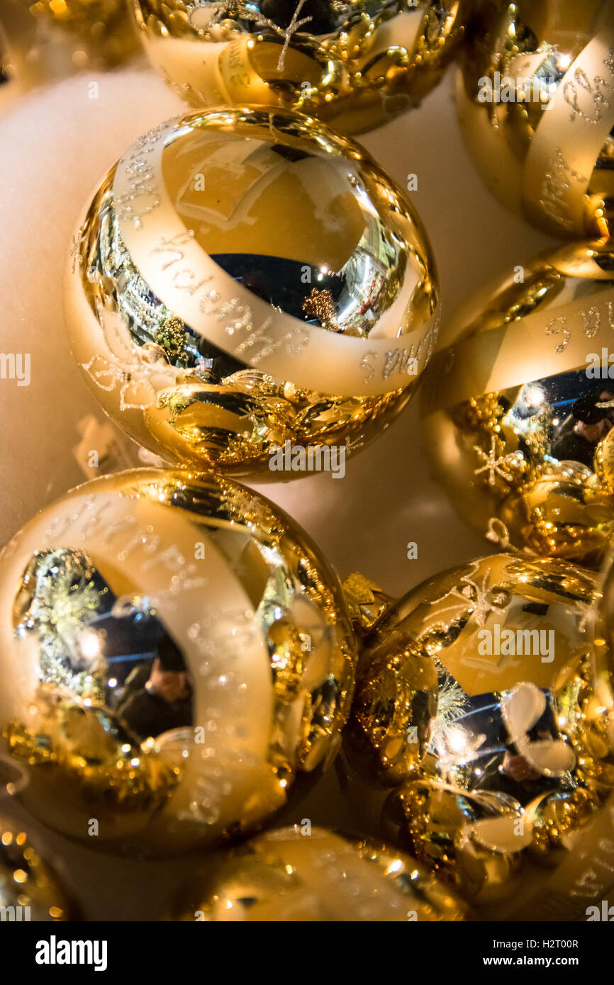 Hintergrund von goldenen Kugeln für den Weihnachtsbaum gebildet. Stockfoto