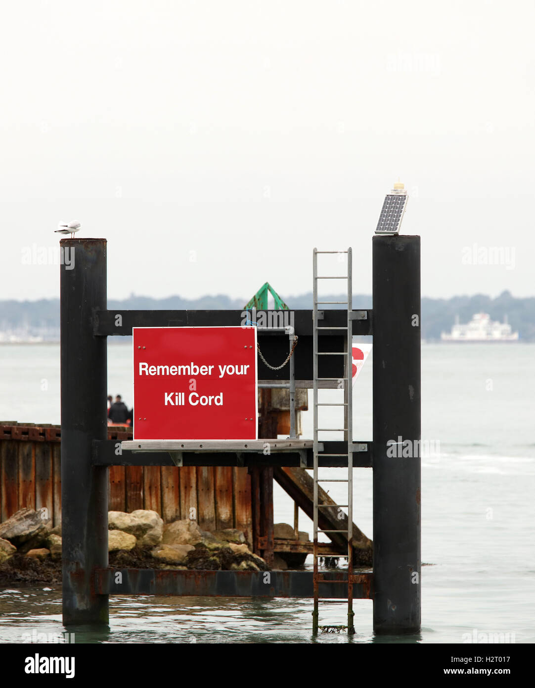 19. September 2016, Jet-Ski erinnern Ihr töten Schnur Zeichen im Hafen in Yarmouth auf der Isle Of Wight Wand Stockfoto