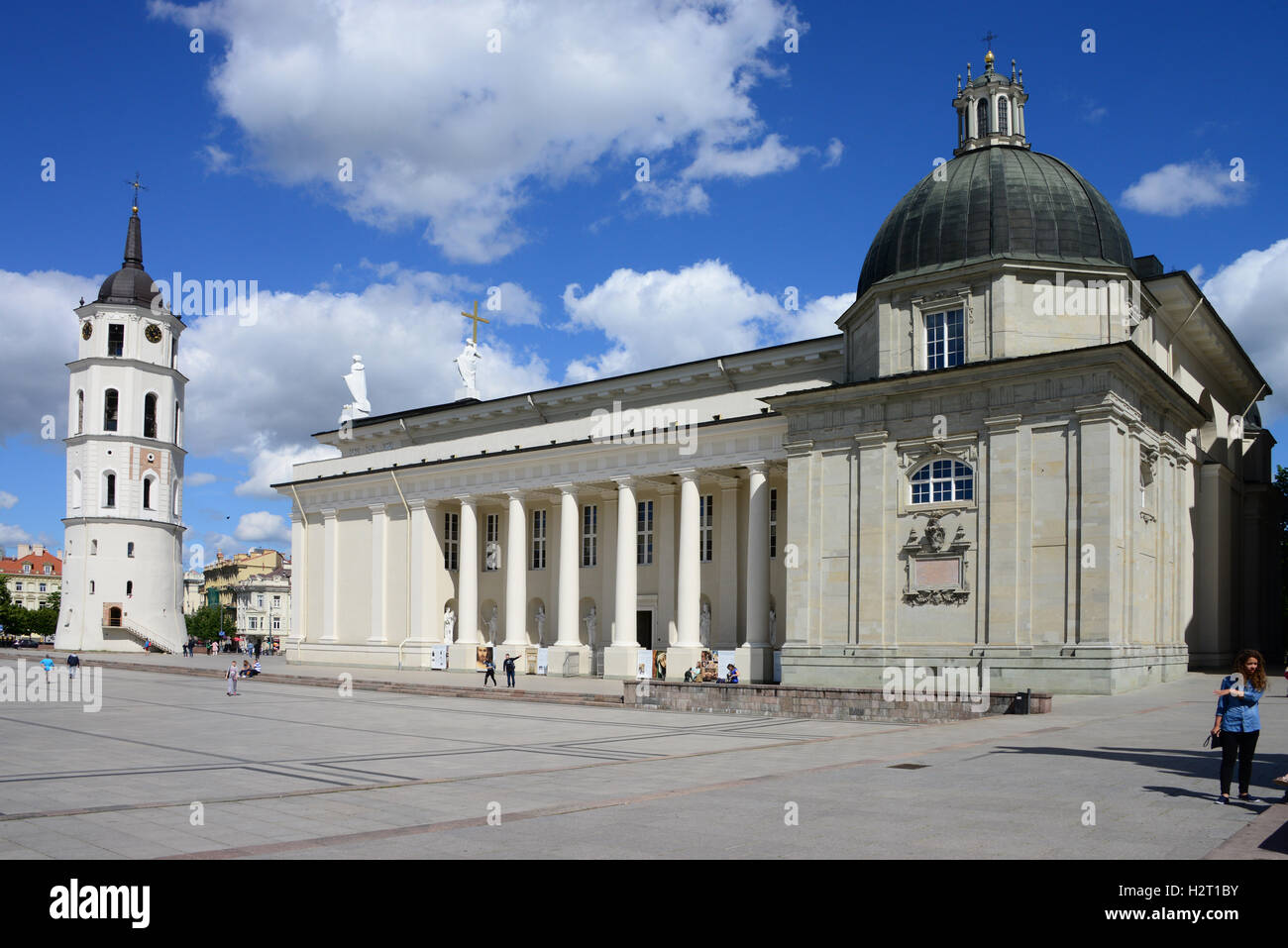 Kathedrale und Bell Tower im Zentrum von Vilnius, die Hauptstadt von Litauen. Diese werden in einem großen Platz gesetzt. Stockfoto