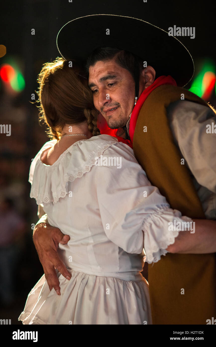 Eine argentinische Gaucho und seine Gefährtin, tanzen "Chamamé"; eine traditionelle folkloristische Musik-Stil aus der Provinz Corrientes. Stockfoto