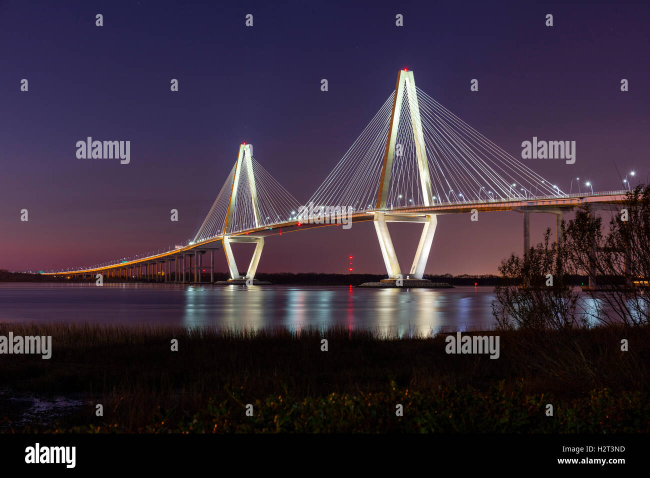 Arthur Ravenel Bridge über den Cooper River in der Nacht, South Carolina, USA Stockfoto