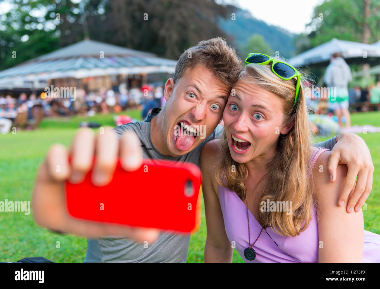 Junger Mann und junge Frau Grimassen, Foto mit Handy, Selfie, Bayern, Deutschland Stockfoto