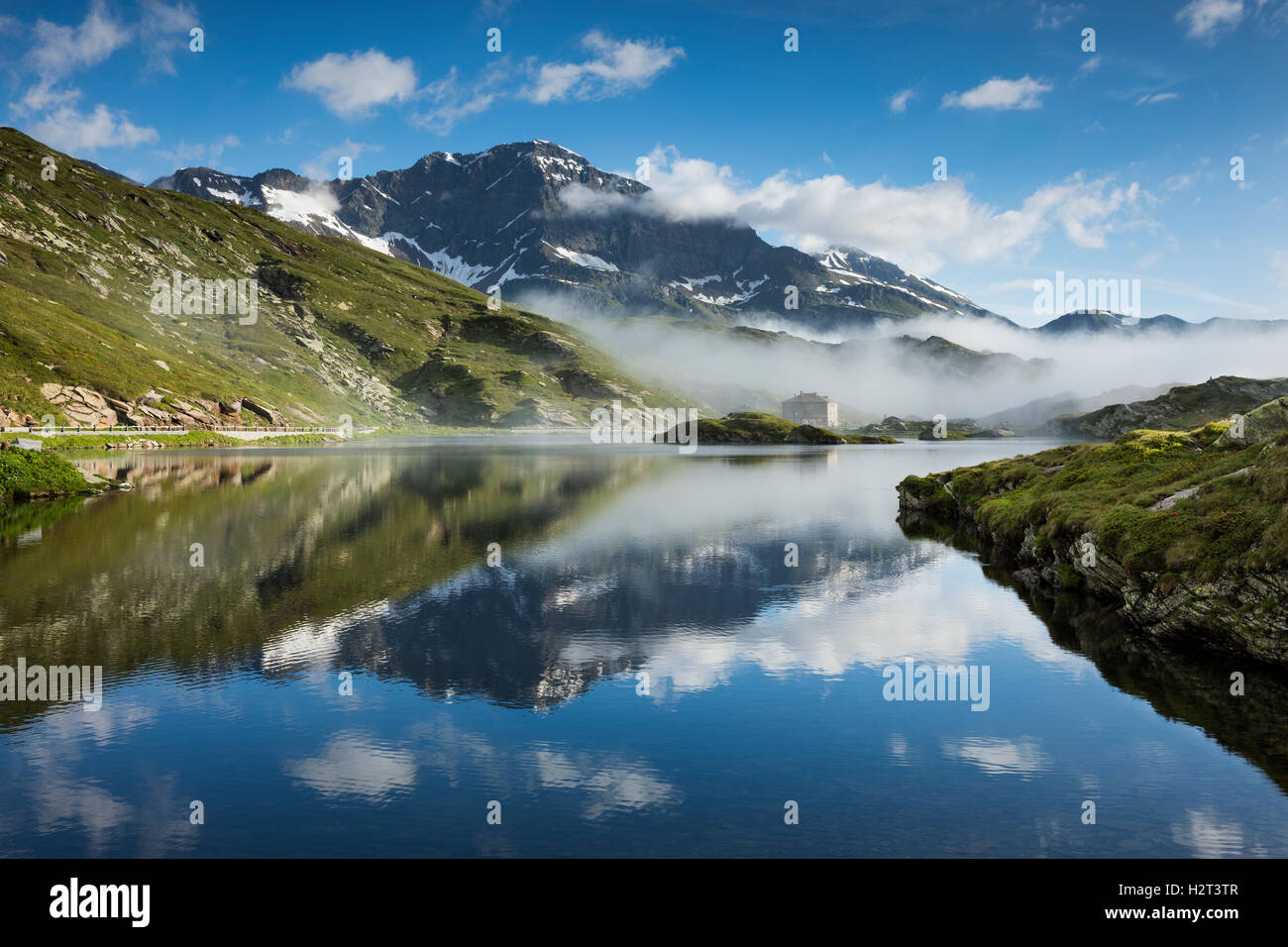 San Bernardino-Pass mit Wasserreflexion, Bündner Alpen, Kanton Graubünden, Schweiz Stockfoto
