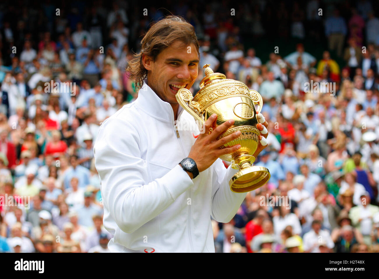 Männer Singles Finale, Siegerehrung, Sieger Rafael Nadal, Spanien mit Tasse, Wimbledon 2010 ITF Grand-Slam-Turnier Stockfoto