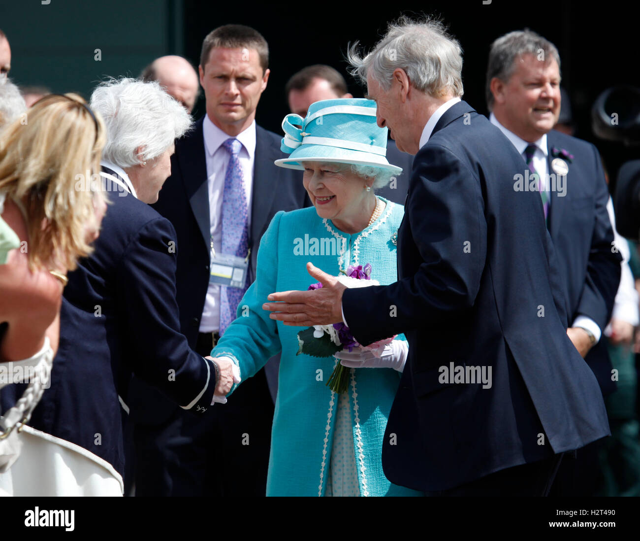 Königin Elizabeth II. Teilnahme an Wimbledon zum ersten Mal in 33 Jahren Wimbledon Championships 2010, Wimbledon, Großbritannien Stockfoto