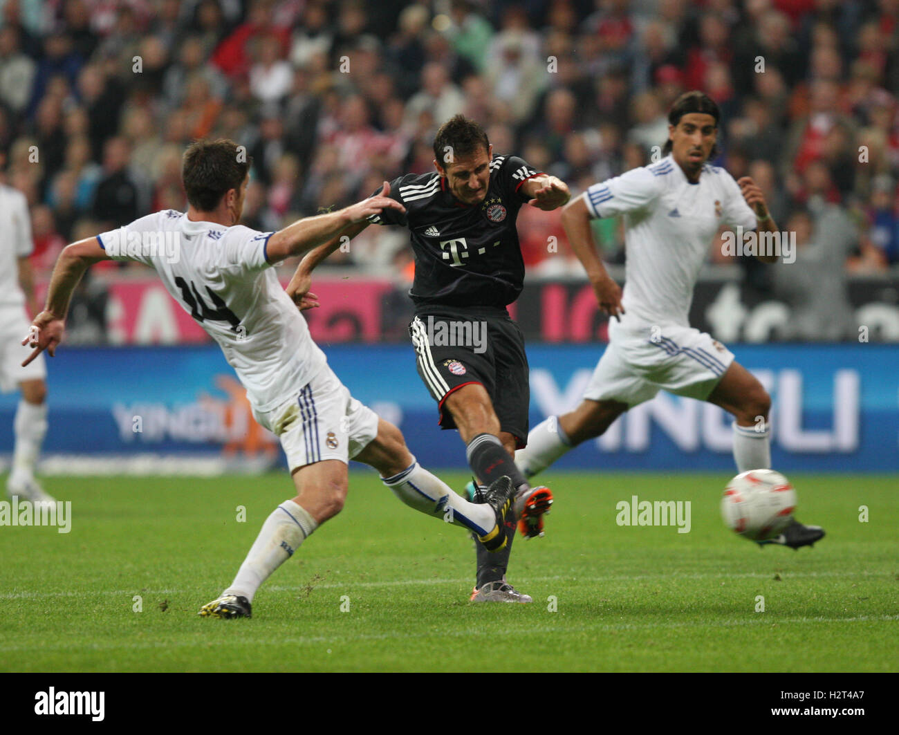 Tor von Miroslav Klose, Xabi Alonso auf der linken Seite, Sami Khedira auf der rechten Seite, Franz Beckenbauer Abschieds übereinstimmen, FC Bayern München Stockfoto