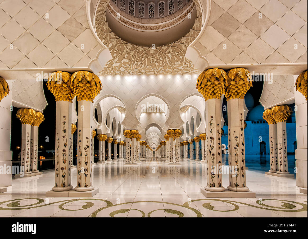 Portikus, weiße Moschee, Abu Dhabi, Vereinigte Arabische Emirate Stockfoto