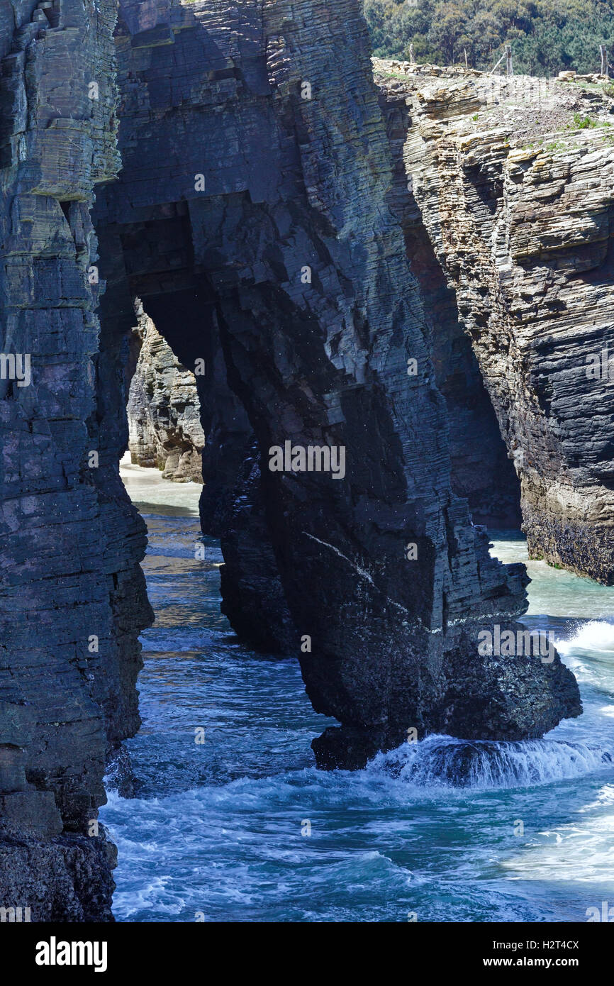 Natürlichen Felsen Bögen auf Kathedralen Strand bei Ebbe (kantabrischen Küste, Lugo (Galicien), Spanien). Stockfoto