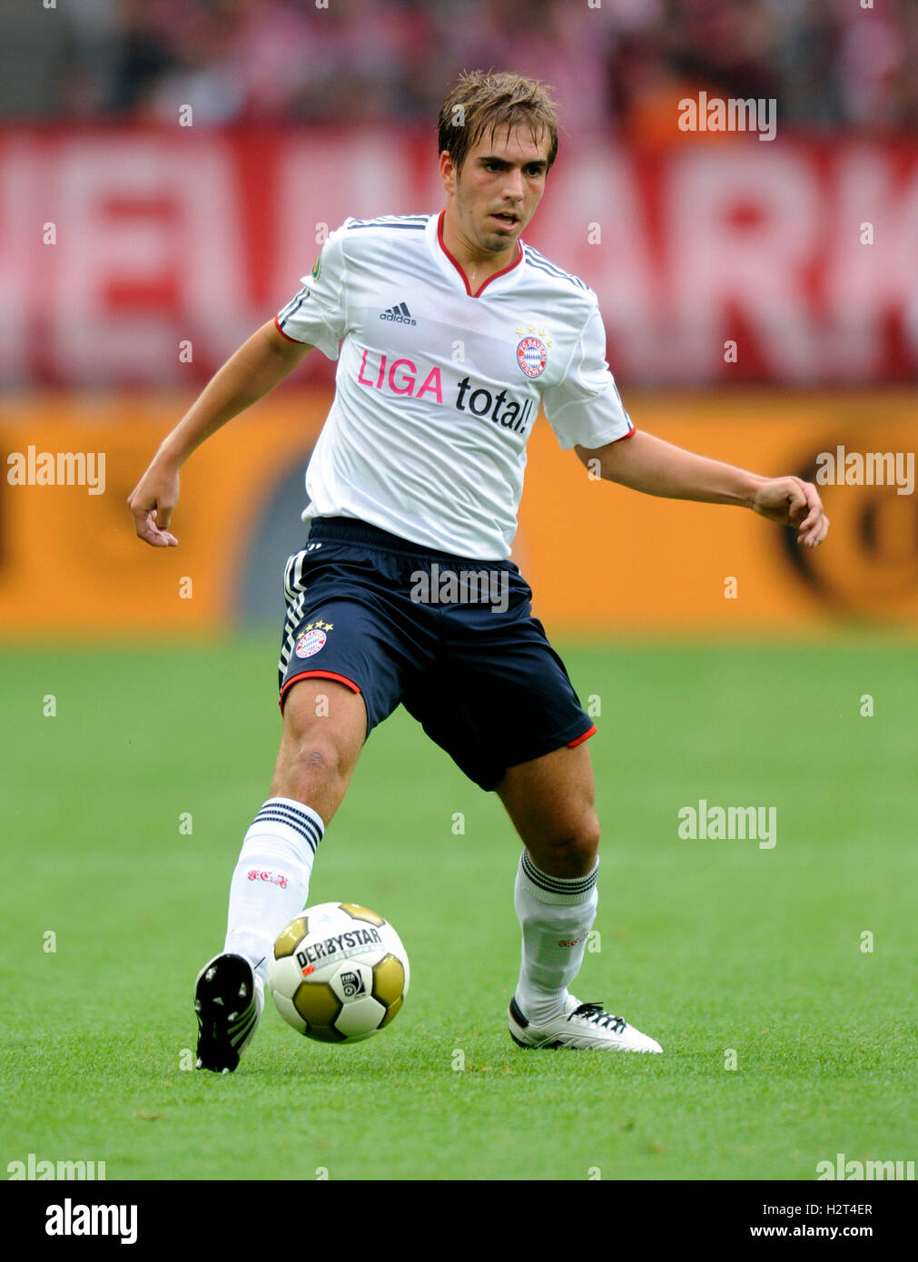 Philipp Lahm, DFB-Pokal-Pokal, DFB-Pokal, erste Runde des Turniers 2010-2011, TSV Germania Windeck Stockfoto