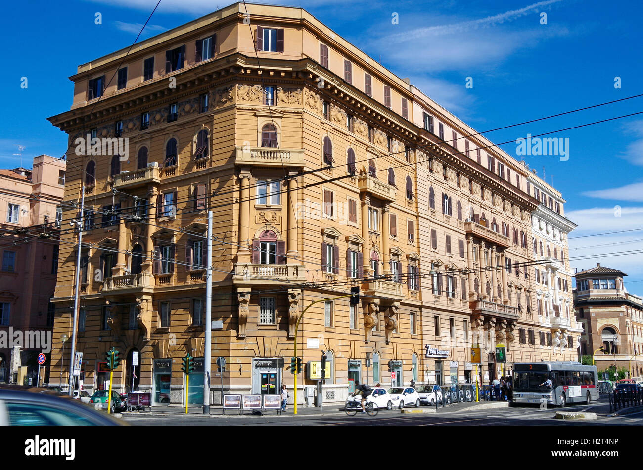 6-stöckiges Gebäude mit Geschäften im Erdgeschoss, in der Piazza Regina Margherita, Rom, in zwei Schattierungen von Gelb lackiert, Stockfoto
