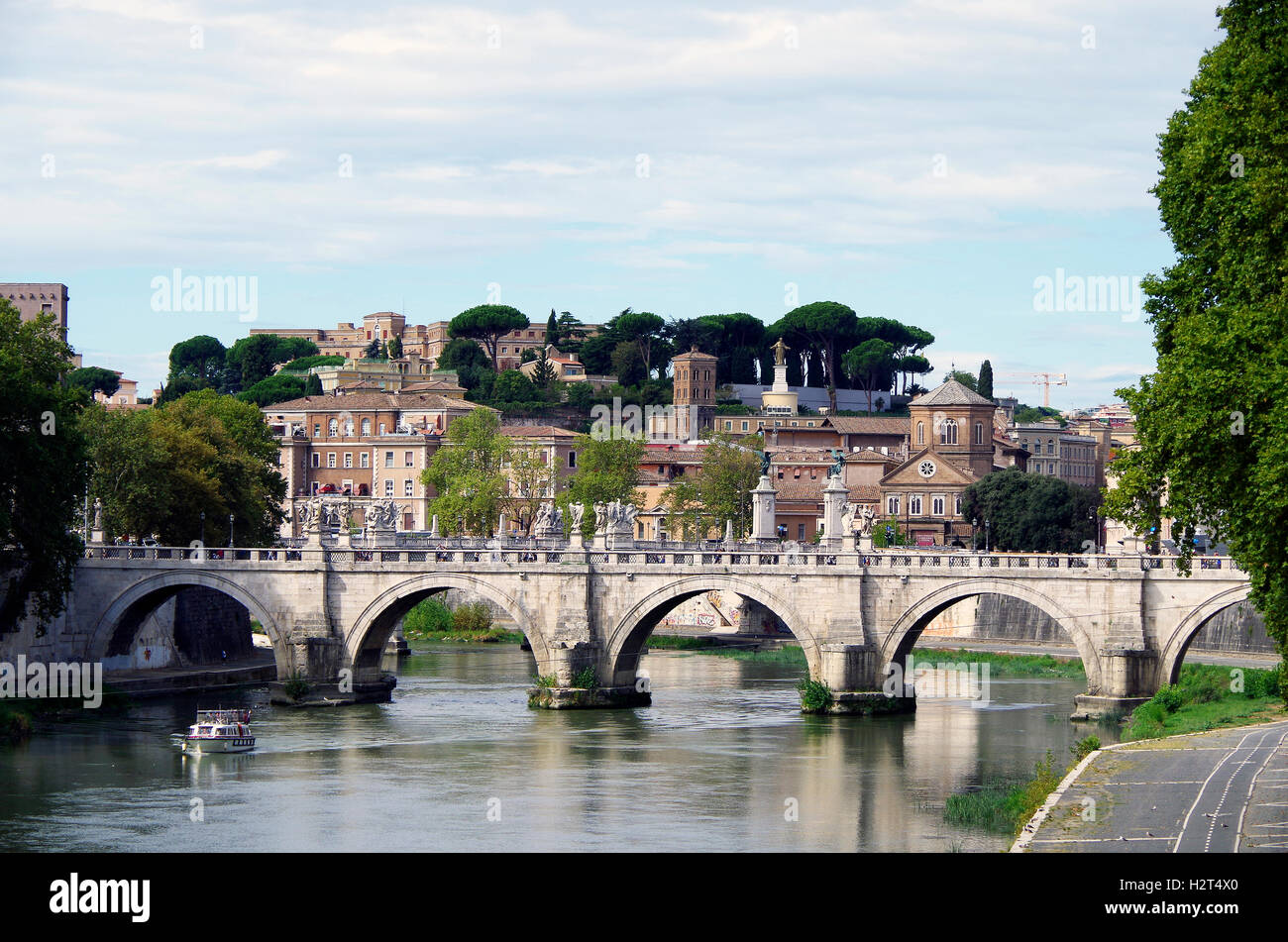 Blick von der Ponte S Angelo, nach Westen zu der Vittorio Emanuele Brücke und der Gianicolo-hügel Stockfoto