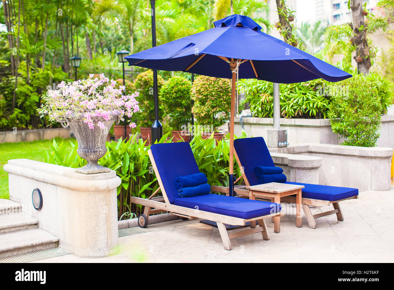 Liegesessel in der Nähe von Pool im Luxus-resort Stockfoto