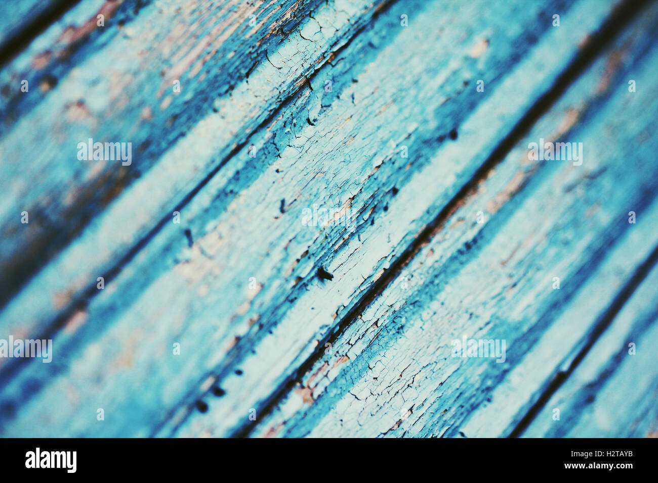 Gebrochene Farbe auf blau Holzoberfläche Nahaufnahme Foto Stockfoto