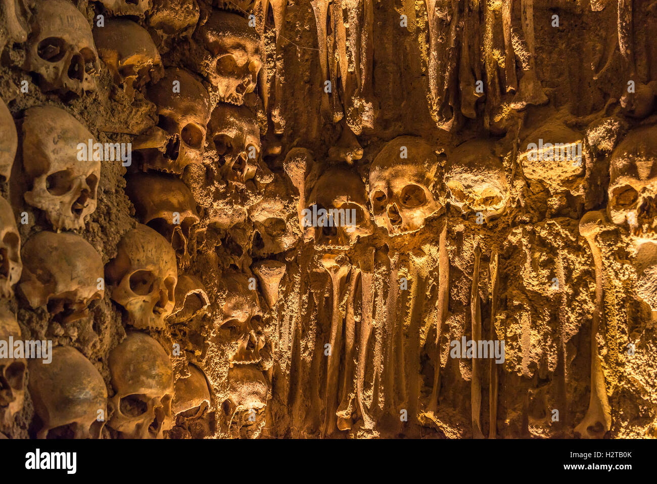 Evora, Portugal - 30. April 2014: Kapelle der Knochen in Evora mit menschlichen Knochen und Schädel in der Wand - Alentejo, Portugal Stockfoto