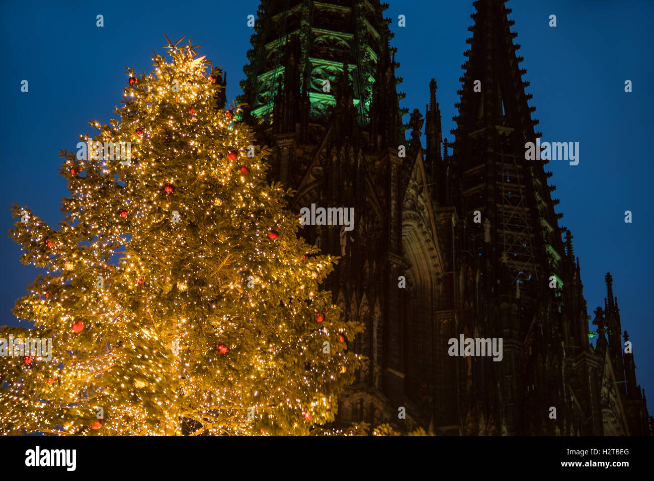 glitzernden Weihnachtsbaum mit grünen Kirchenfenster im Hintergrund Stockfoto
