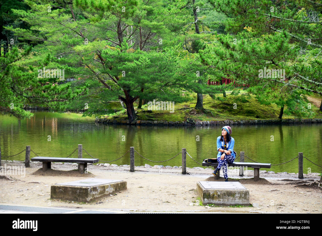 Reisender-thai-Frau sitzt an den Garten des Tōdai-Ji-Tempel in Nara, Japan Stockfoto