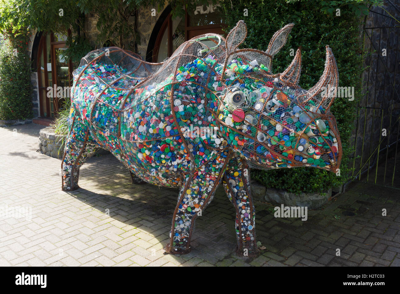 Edith erstellt ein Metall Nashorn des südafrikanischen Künstlers Jacha Potgieter Arbeiten von Plattform Galeri am Bahnhof Betws y Coed Stockfoto