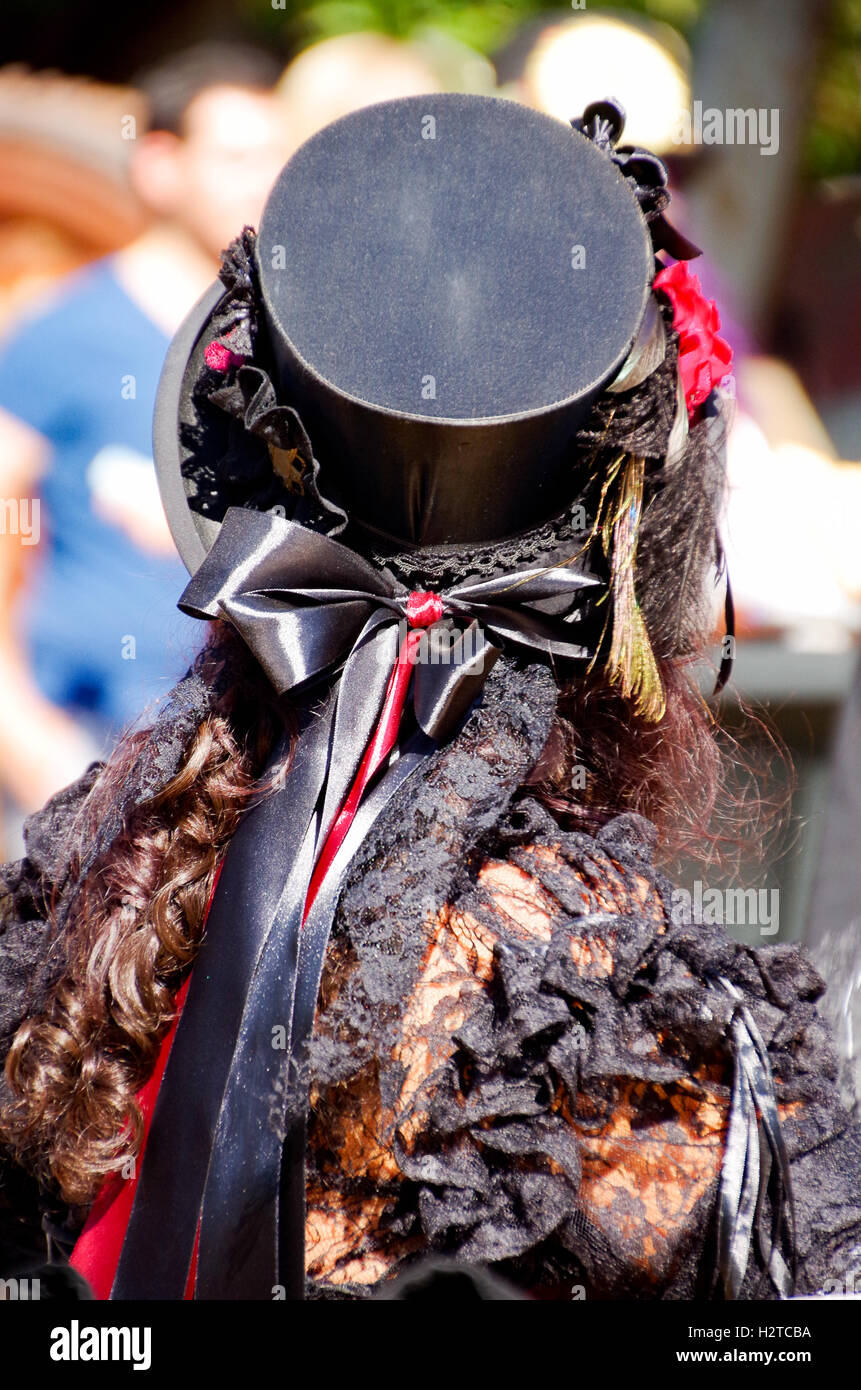 Teilnehmer, die einen Hut verziert Top ein Steampunk Convention Anno 1900 in Luxemburg Fond de Gras im September 2016 Stockfoto