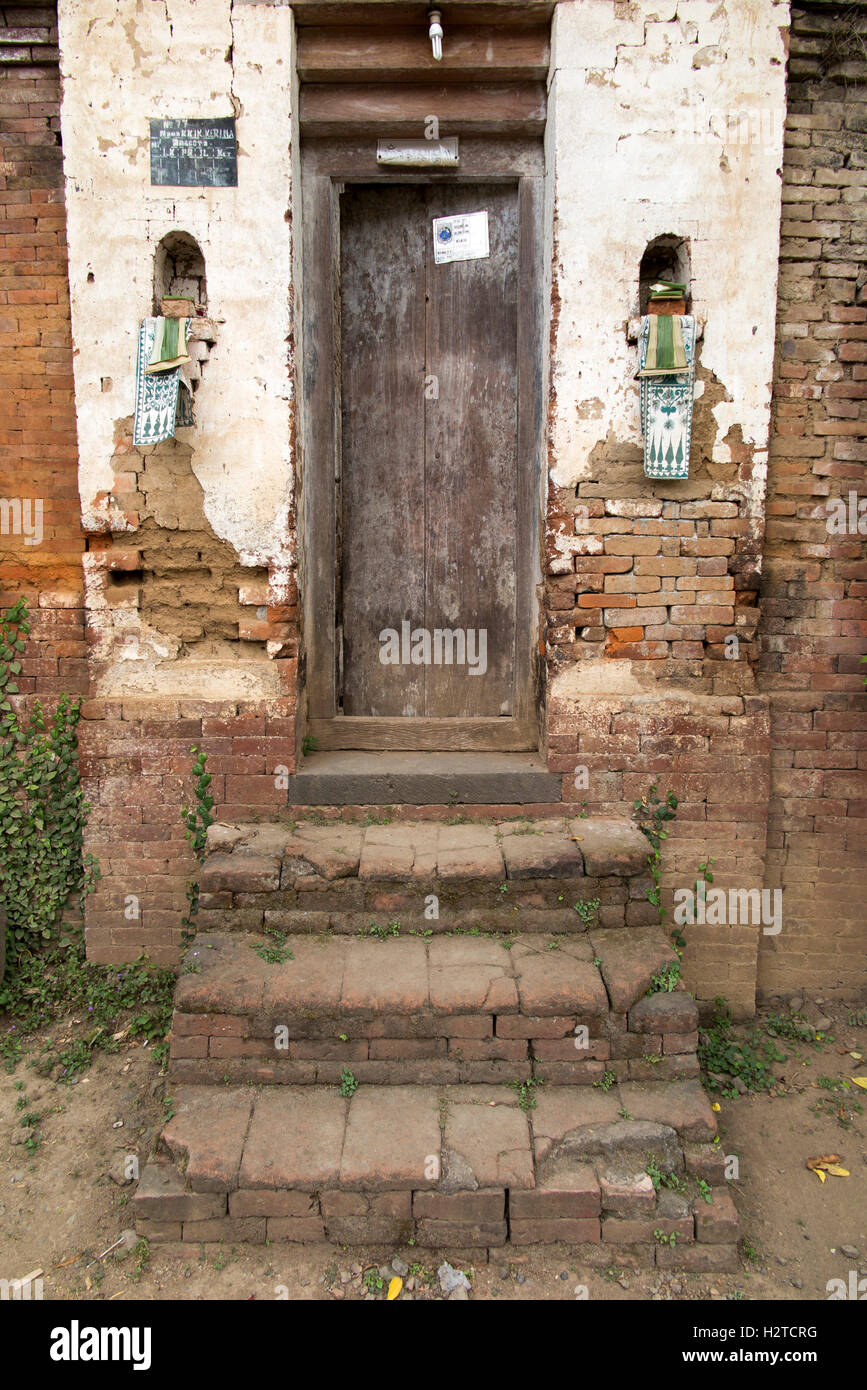 Indonesien, Bali, Tengannan, Bali Aga Dorf Nischen für Angebote in Haus zusammengesetzte Tür Stockfoto