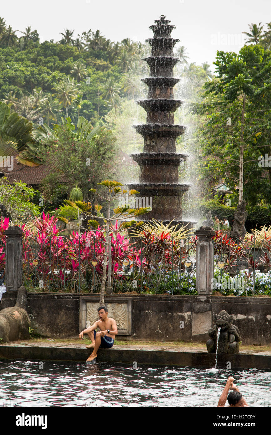 Indonesien, Bali, Tirta Gangga, Ababi, Wasserpalast, Brunnen neben Bad Stockfoto
