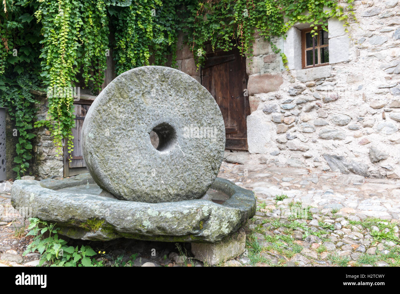 Mühlstein, mittelalterlichen historischen Dorf von Yvoire, Haute-Savoie, Frankreich Stockfoto