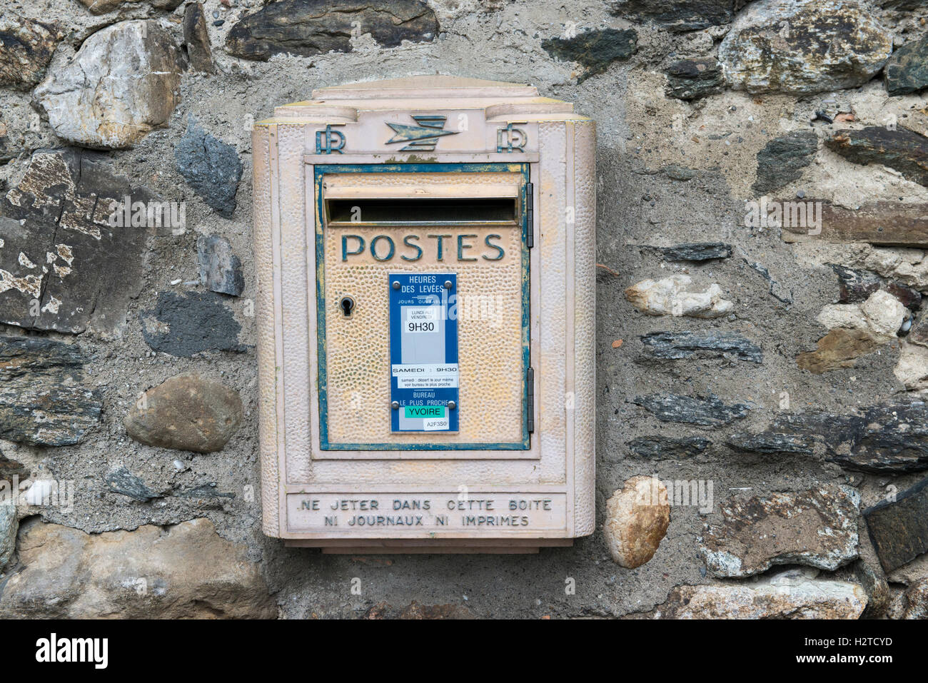 Französisch-Briefkasten auf eine Felswand, mittelalterlichen historischen Dorf von Yvoire, Haute-Savoie, Frankreich Stockfoto