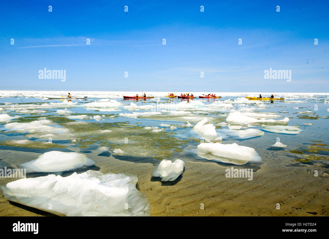 Touristen, Kajakfahren in Eis bedeckt Lake Superior Stockfoto