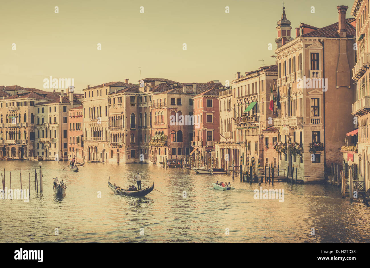 Venedig, Italien - 28. Juni 2015: Canal Grande Landschaft mit Touristen in Venedig, Italien Stockfoto