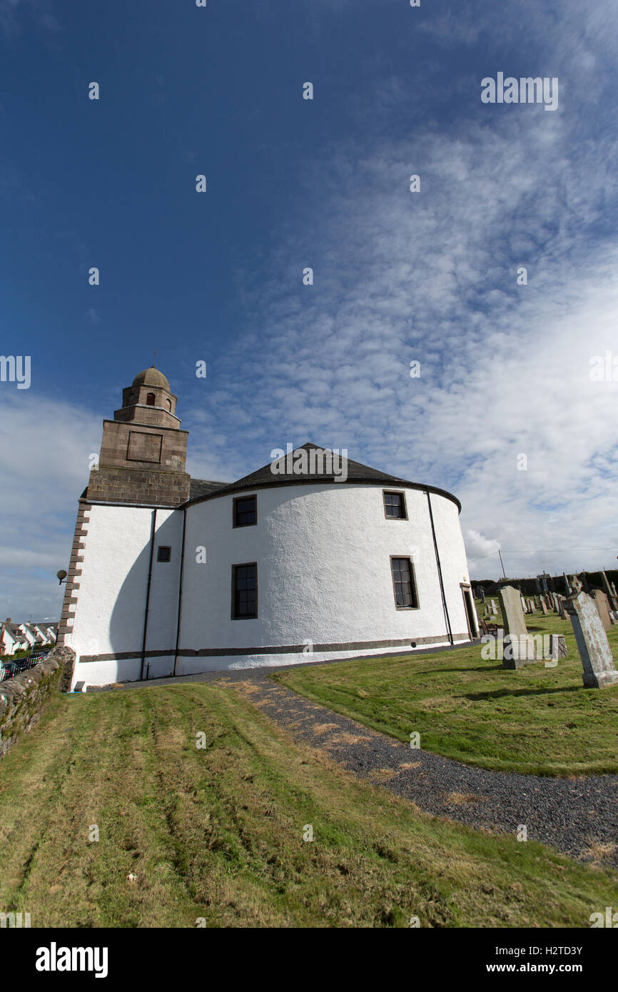 Isle of Islay, Schottland. Malerischen Blick auf das 18. Jahrhundert Kirche von Schottland Rundkirche im Dorf Bowmore. Stockfoto