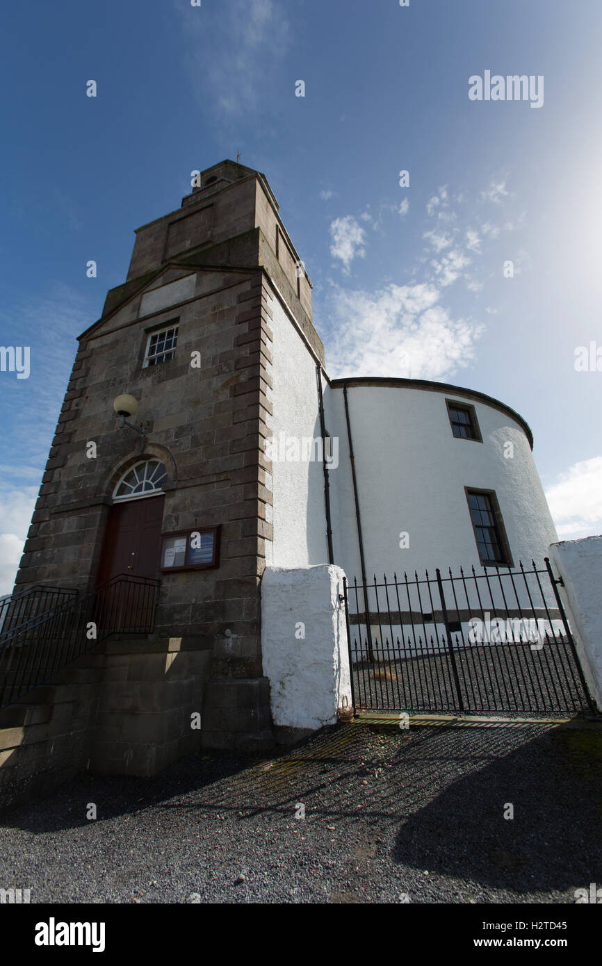 Isle of Islay, Schottland. Malerischen Blick auf das 18. Jahrhundert Kirche von Schottland Rundkirche im Dorf Bowmore. Stockfoto