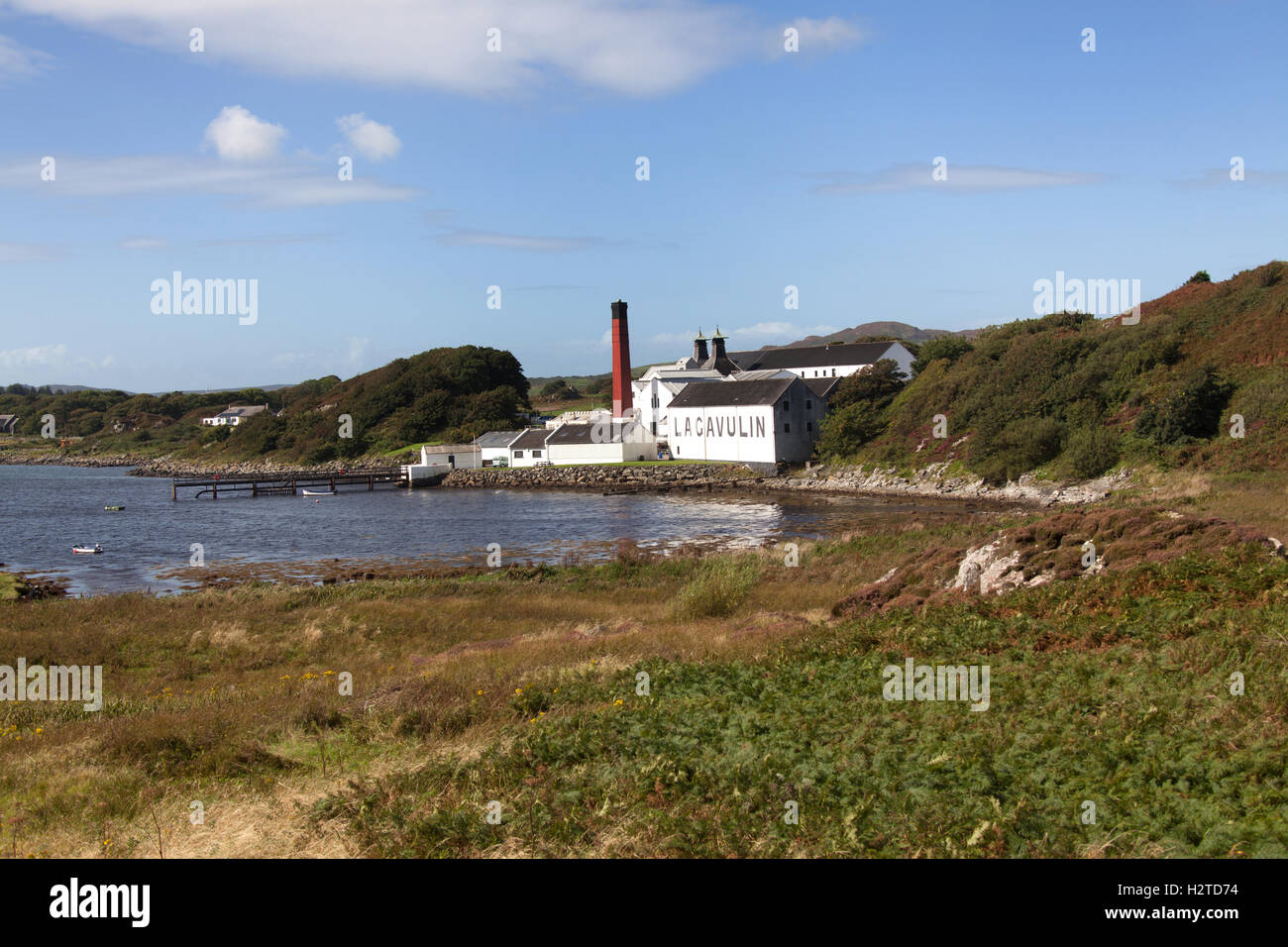 Isle Of Islay Schottland Malerische Aussicht Auf Den Lagavulin Whisky Destillerie Auf Der Sudlichen Kuste Von Islay Stockfotografie Alamy