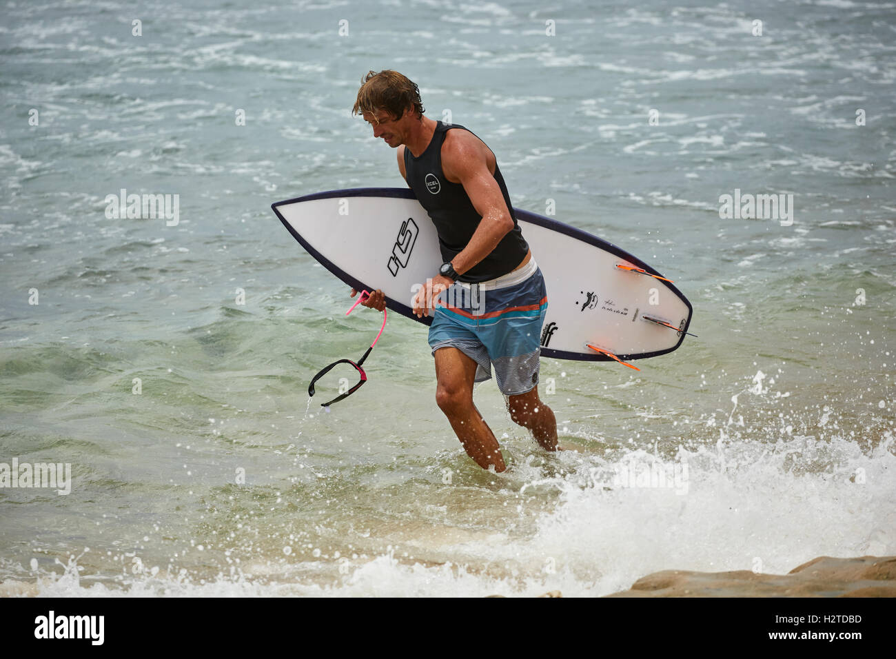Barbados Atlantikküste Bathsheba rockt ziemlich männliche junge Mann Surfen Surfer Exemplar Surfbretter warten im Meer lifestyl Stockfoto