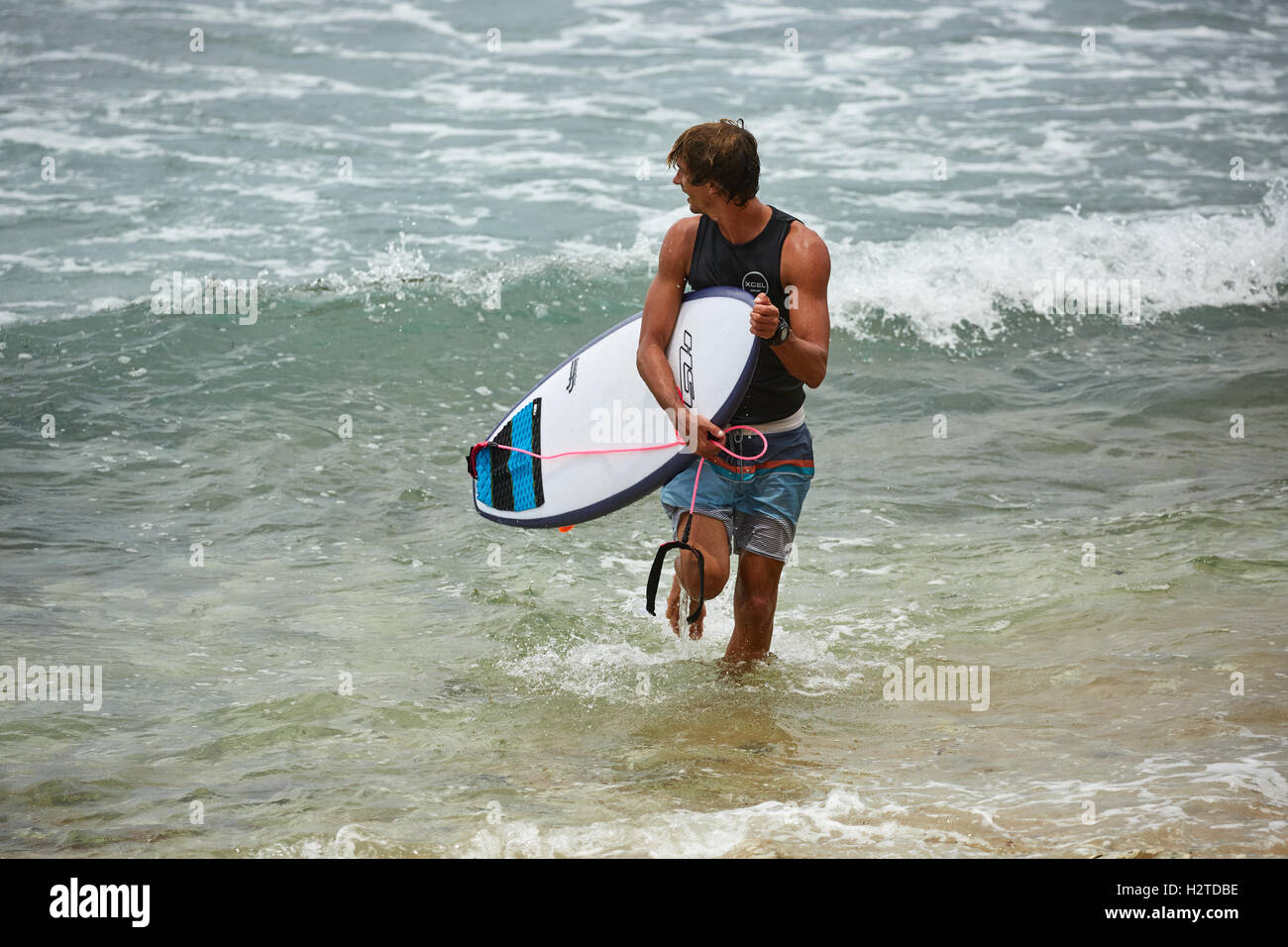 Barbados Atlantikküste Bathsheba rockt ziemlich männliche junge Mann Surfen Surfer Exemplar Surfbretter warten im Meer lifestyl Stockfoto
