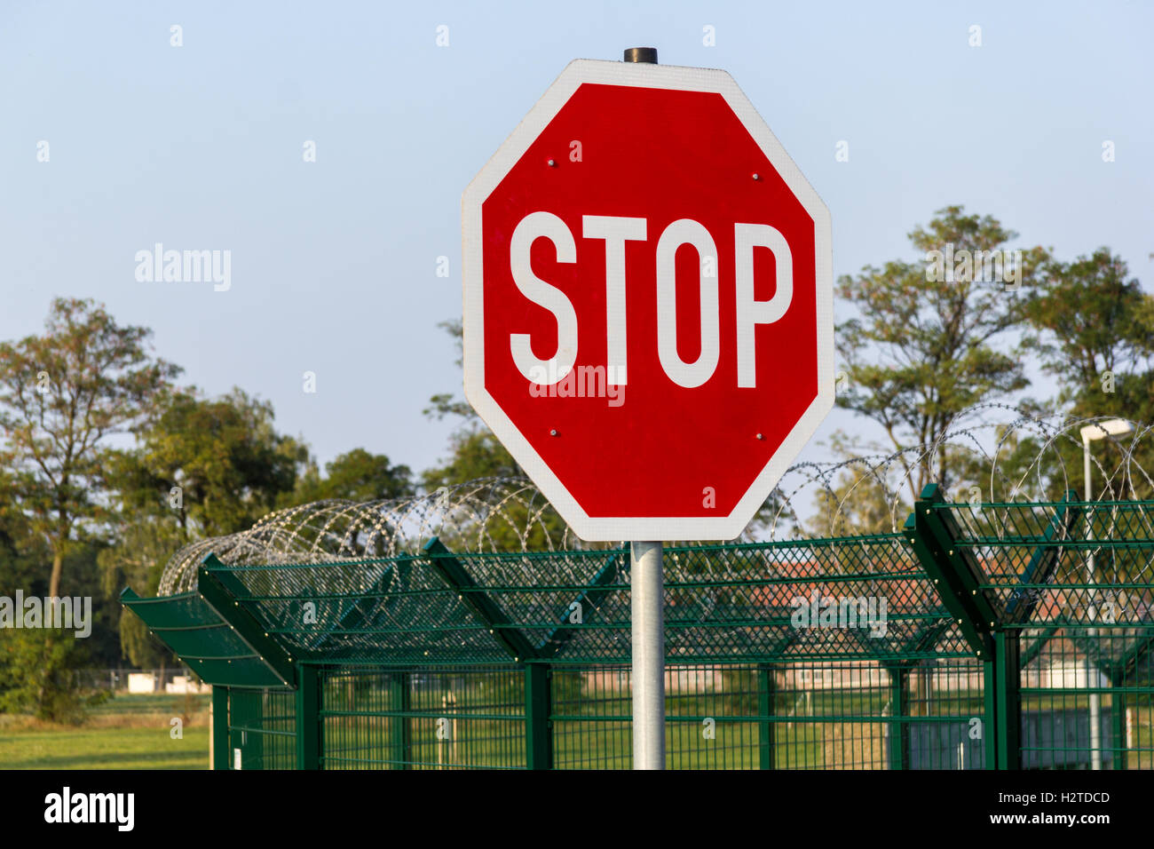 Deutsche Stoppschild auf Barb Drahtzaun Stockfoto