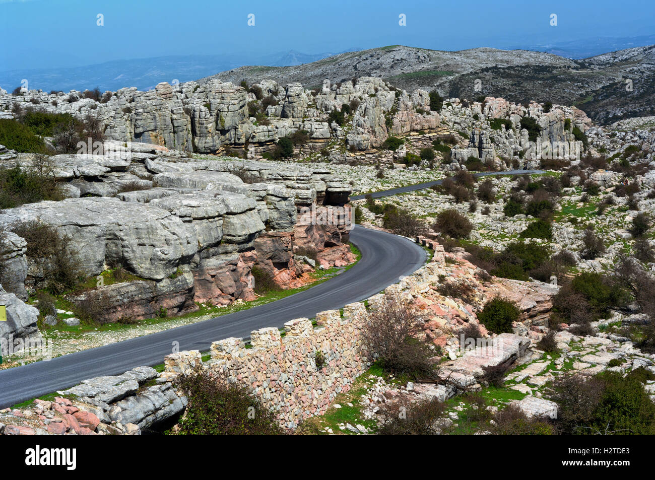 Felsige Landschaft mit kurvenreichen Straße. El Torcal, Andalusien, Spanien, Europa Stockfoto