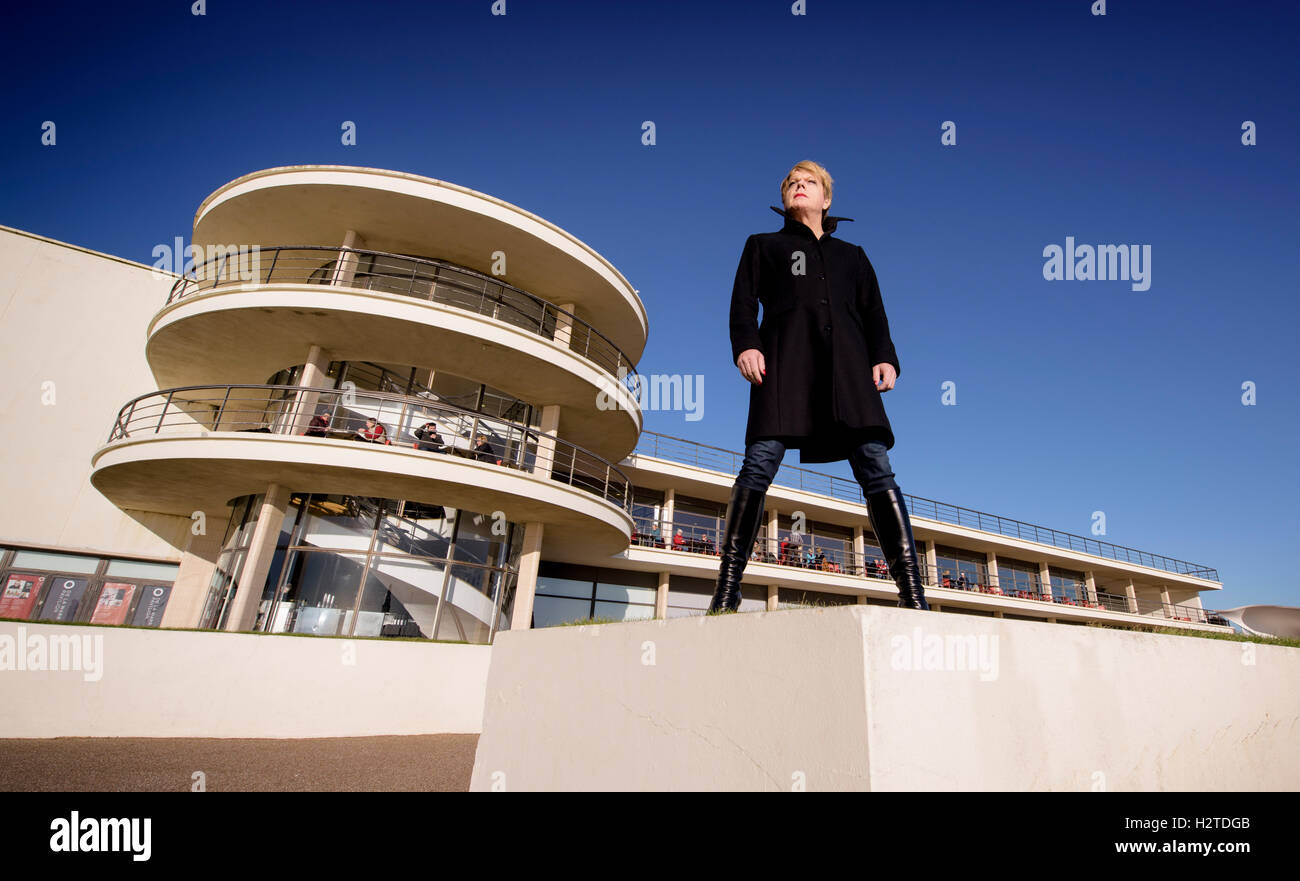 Komiker Eddie Izzard bei De La Warr Pavilion, Bexhill, East Sussex UK. Stockfoto