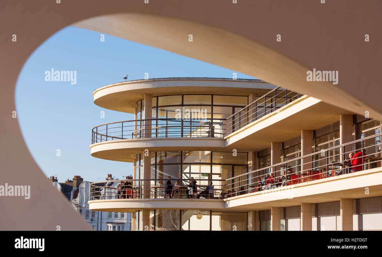 Der De La Warr Pavilion in Bexhill, East Sussex. Ein Blick durch den Musikpavillon auf dem Balkon des Cafés. Stockfoto