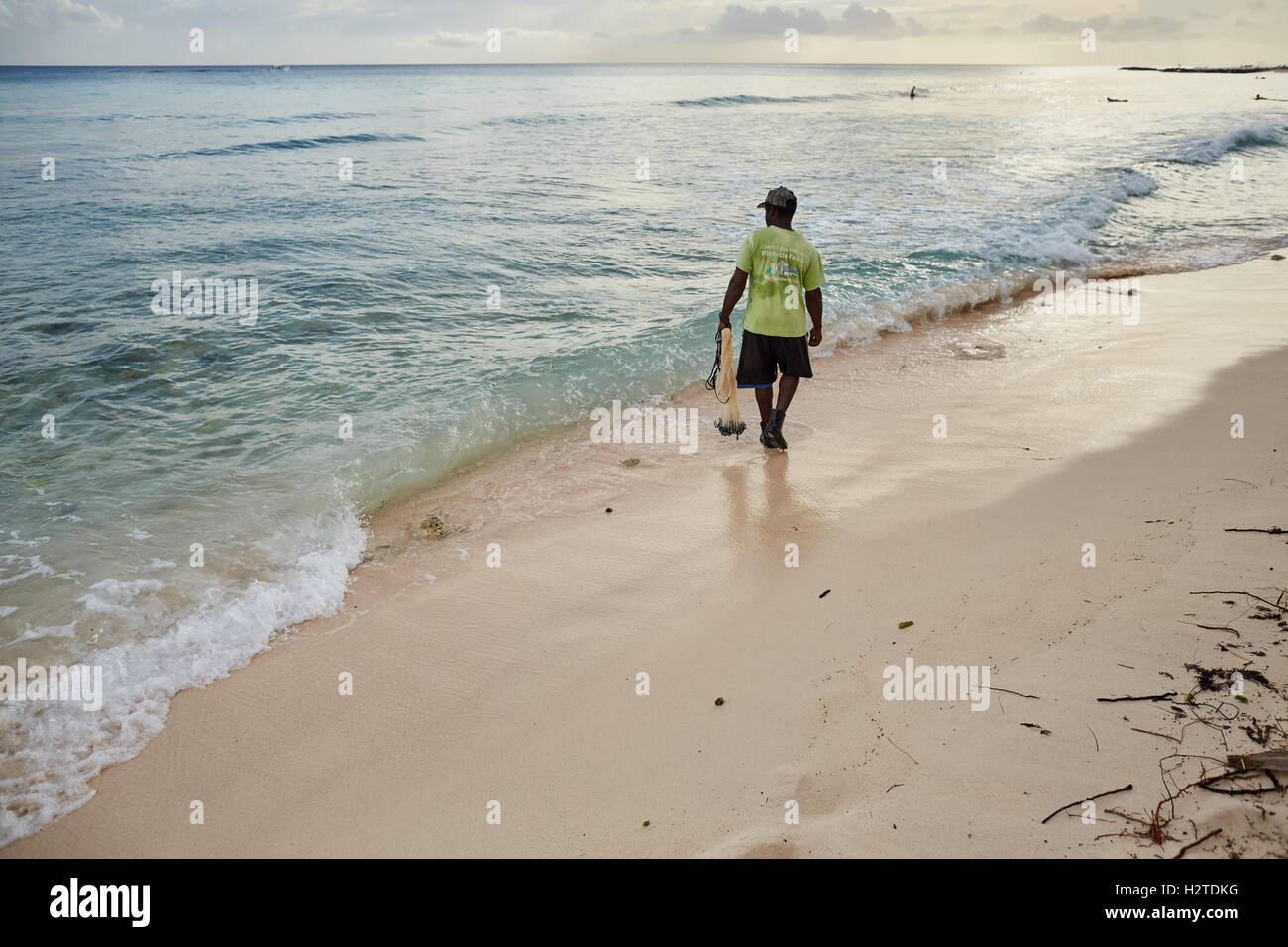 Barbados Fischer enthäuten Motorrad, das Hastings Strand Hotel Savannah einheimischen Fischer arbeiten Fisch Sand Bäume net Palmblätter hand ich Stockfoto