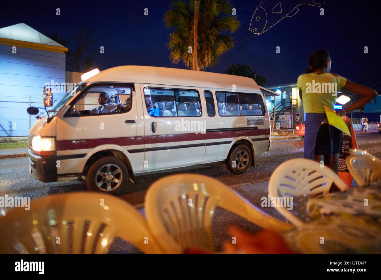 Barbados Oistins ZRs Küstenstadt Kirchengemeinde Christuskirche Privatbesitz Mini-vans vorgegebenen Routen boogie bus Reggie route Stockfoto