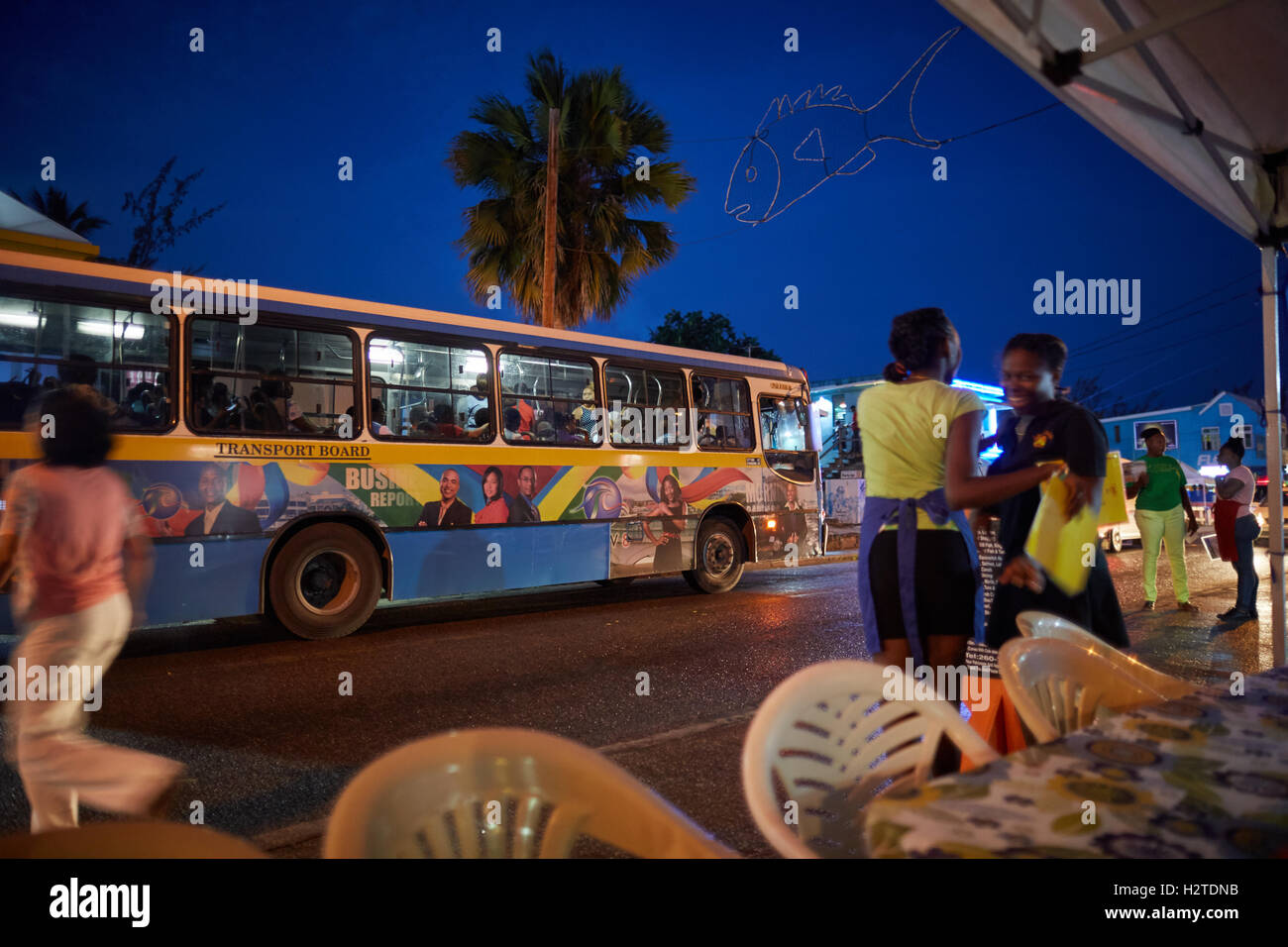 Barbados Transport Board Bus Küstenstadt Kirchengemeinde Christuskirche Regierung Service blau gelb beschäftigt Straße Transport transporter Stockfoto