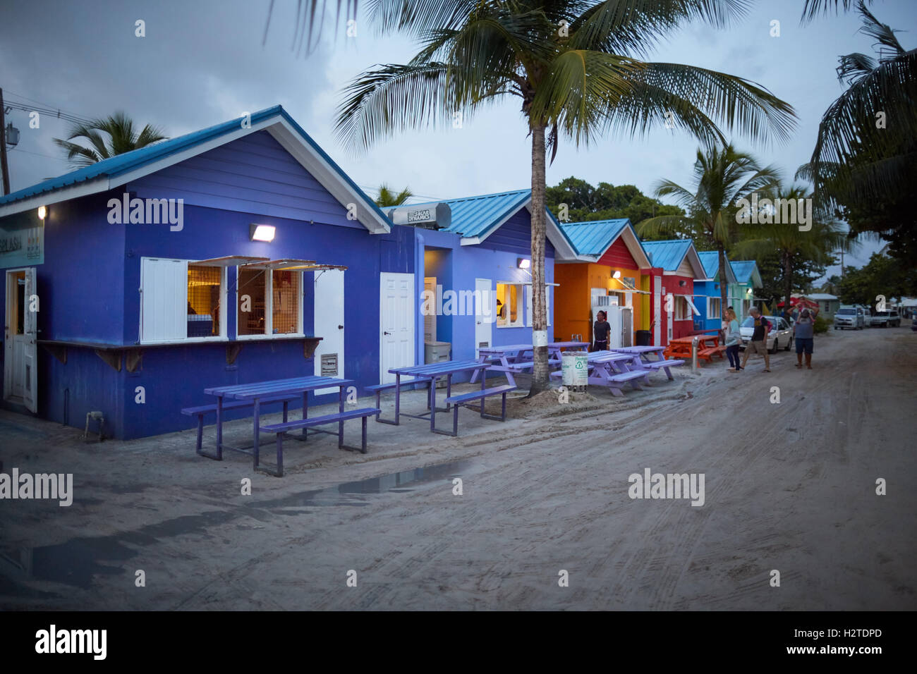 Barbados Oistins Chefkoch Koch Kochen Küstenstadt Kirchengemeinde Christuskirche Fischerdorf, die Freitag Nacht Markt Baz Touristen hängen Stockfoto