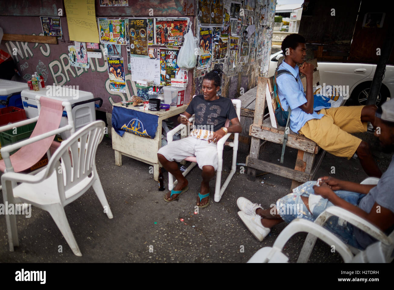 Barbados macht Unternehmen schlechte Bridgetown heruntergekommenen Müll ungepflegt benachteiligten gemeinsame Armut Ghetto un gepflegt Shabby waitin Platz Stockfoto