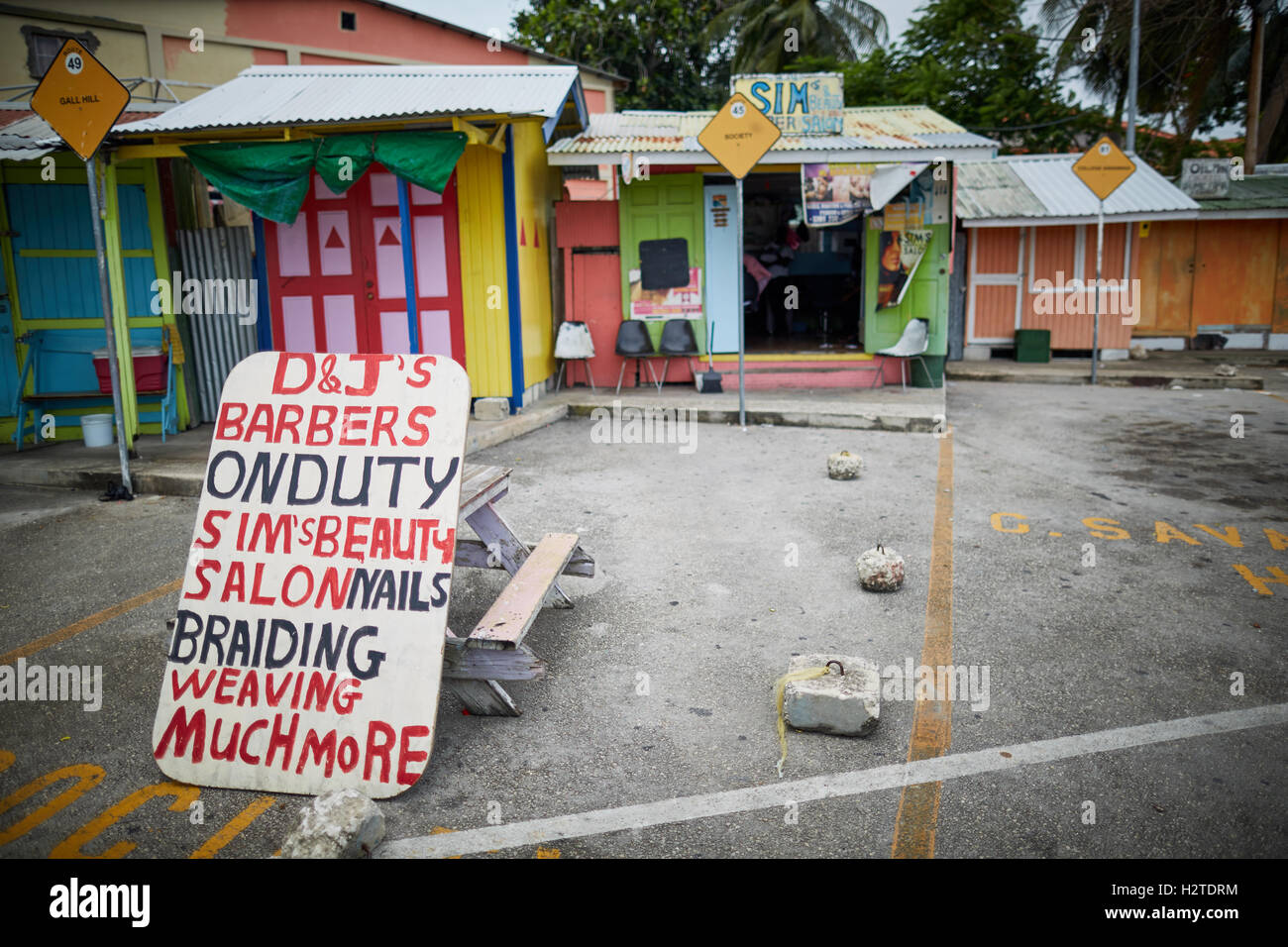 Barbados macht Unternehmen schlechte Bridgetown heruntergekommenen Müll ungepflegt benachteiligten gemeinsame Armut Ghetto un gepflegt Shabby waitin Platz Stockfoto