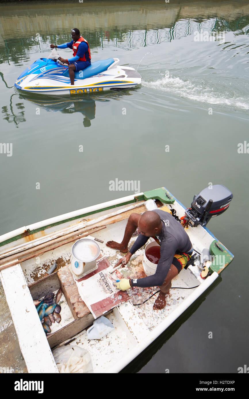 Barbados Fischer Boot Angeln Polizei Verschrottung lokale Händler Mann Ruderboot Arbeiter Arbeiter Fisch erwischt schlechten Überblick Stockfoto