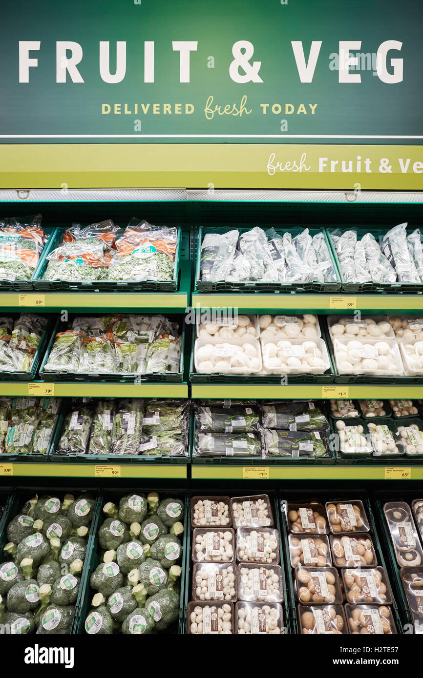 Geschäft innen Obst Gemüse stehen Grüns Aldi Leigh Pfarrhaus Retail Park Gemüse Stand Geschäfte Shopper Shop Einzelhandel supe Stockfoto