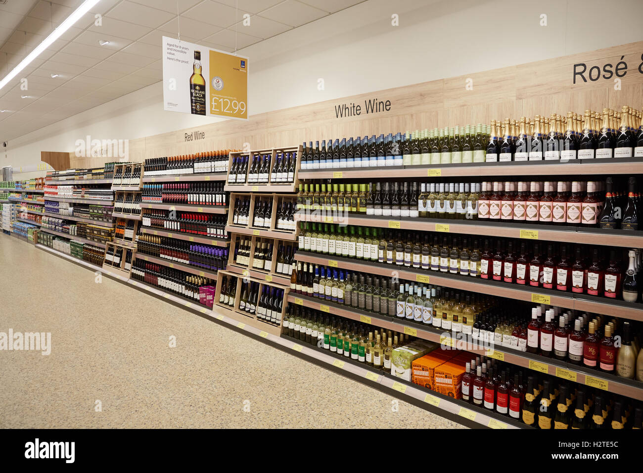 Geschäft innen Wein Regale weiß rot ordentlich Aldi Leigh Pfarrhaus Retail Park Gemüse stehen Geschäfte Shopper Shop Einzelhandel Stockfoto