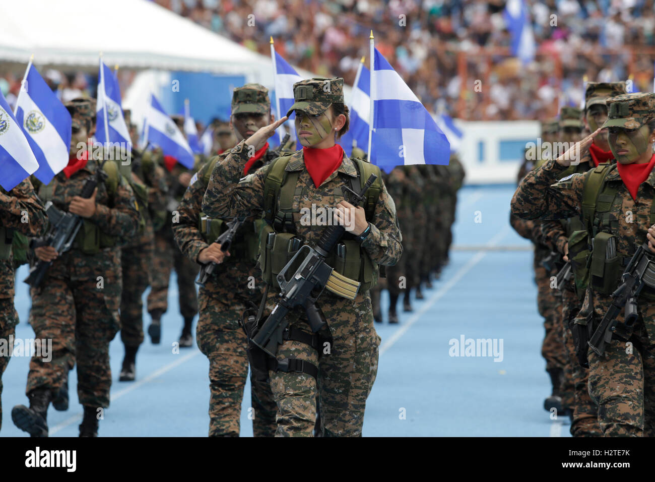 El Salvador Soldaten Salut während einer Militärparade 15. September 2016 in San Salvador, El Salvador. Stockfoto