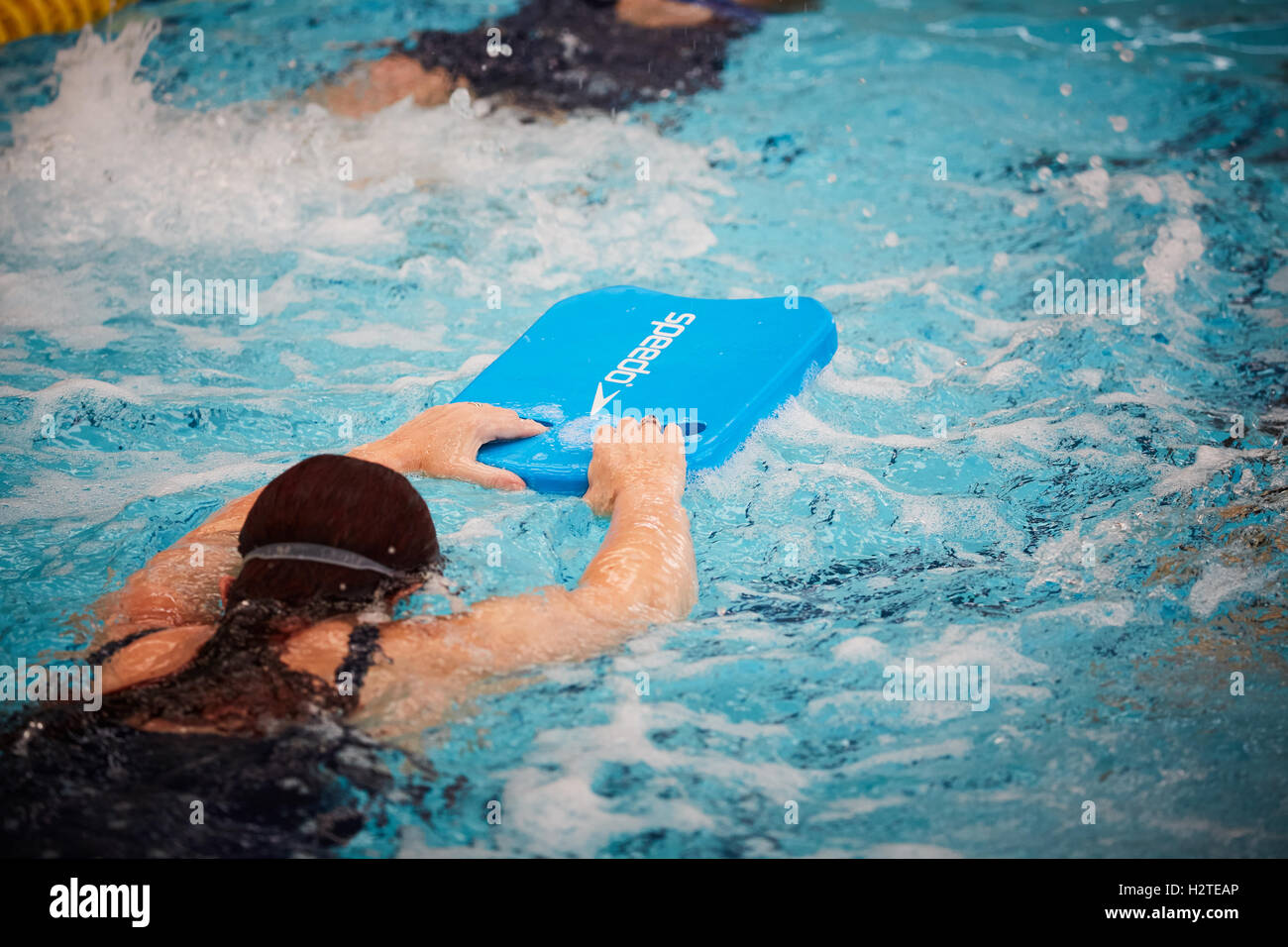Erwachsenen-Schwimmunterricht bei Wavertree Sportpark, Liverpool Stockfoto