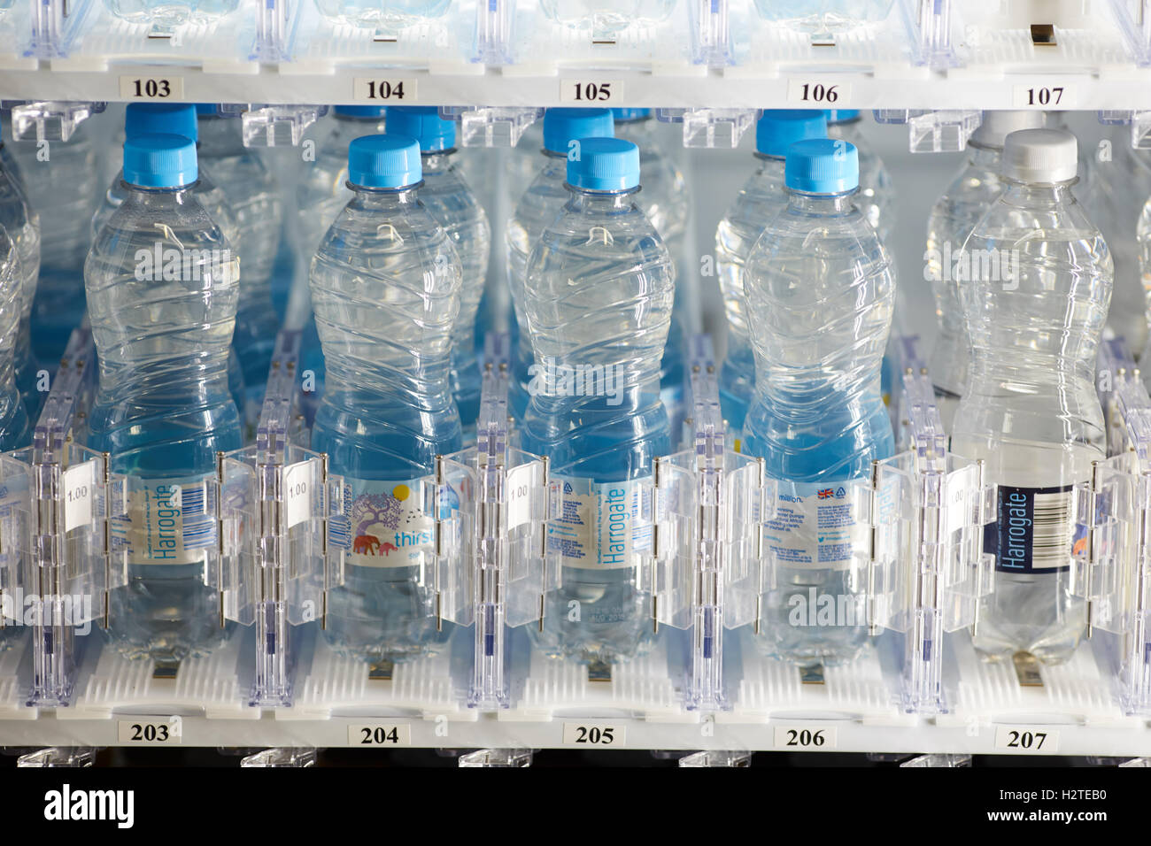 Wasser in Flaschen in Cash-Automaten Stockfoto