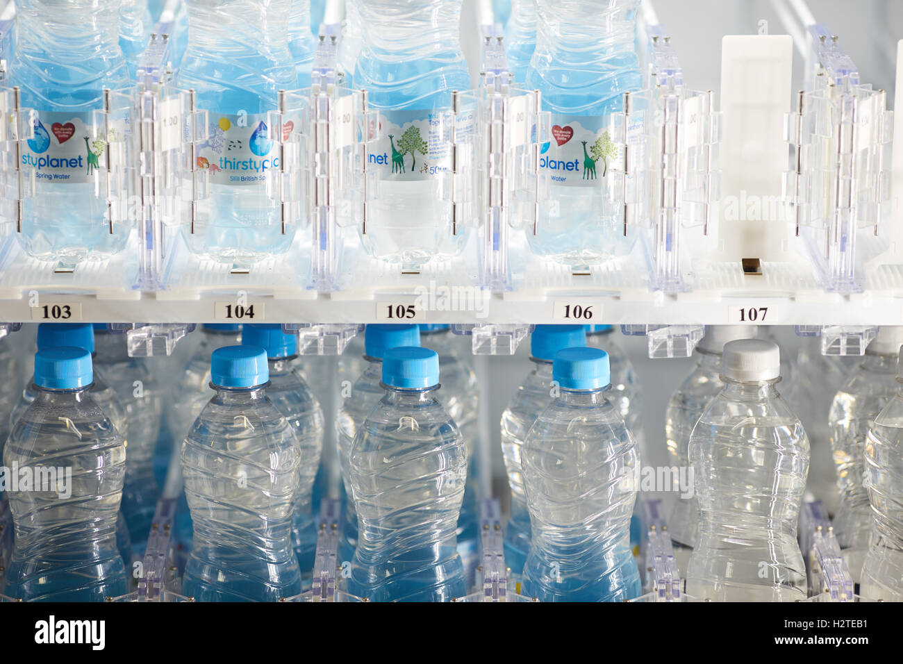 Wasser in Flaschen in Cash-Automaten Stockfoto